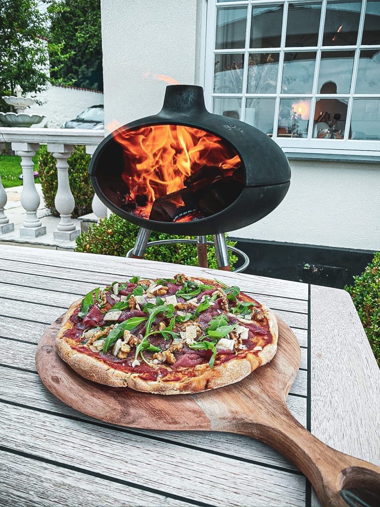 Pizza med carpaccio - Opskrift med valnødder og trøffelolie