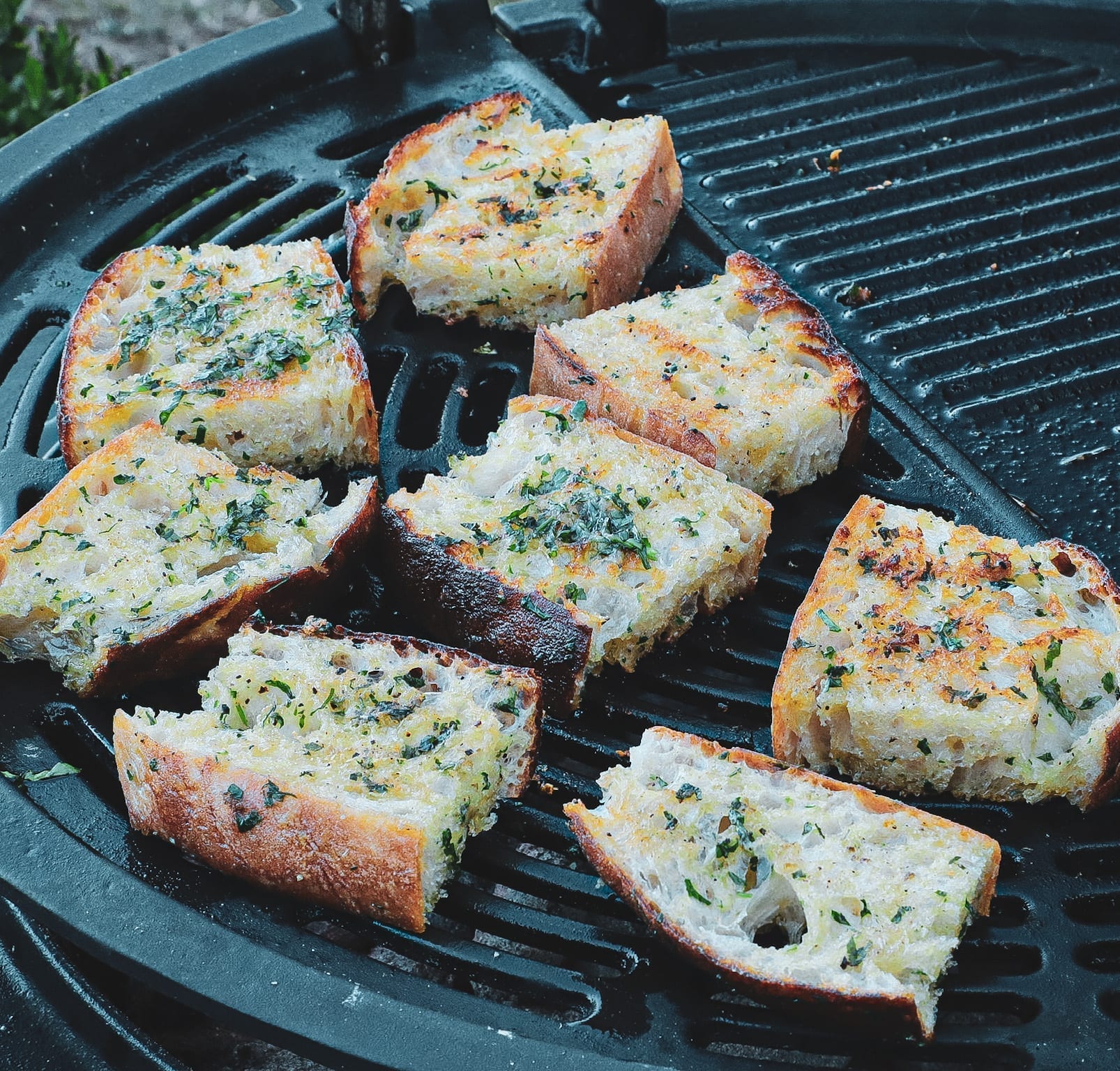 Hvidløgsbrød - Opskrift på grillet brød med hvidløg og persille