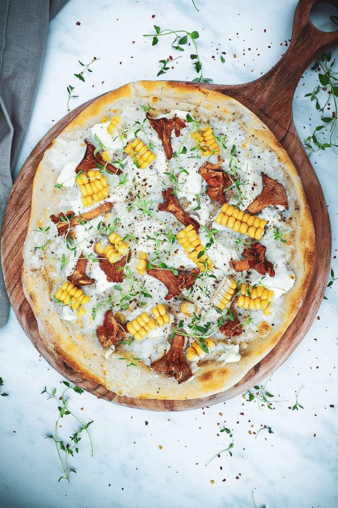 Pizza bianco med kantareller og majs - Inspiration til pizza topping