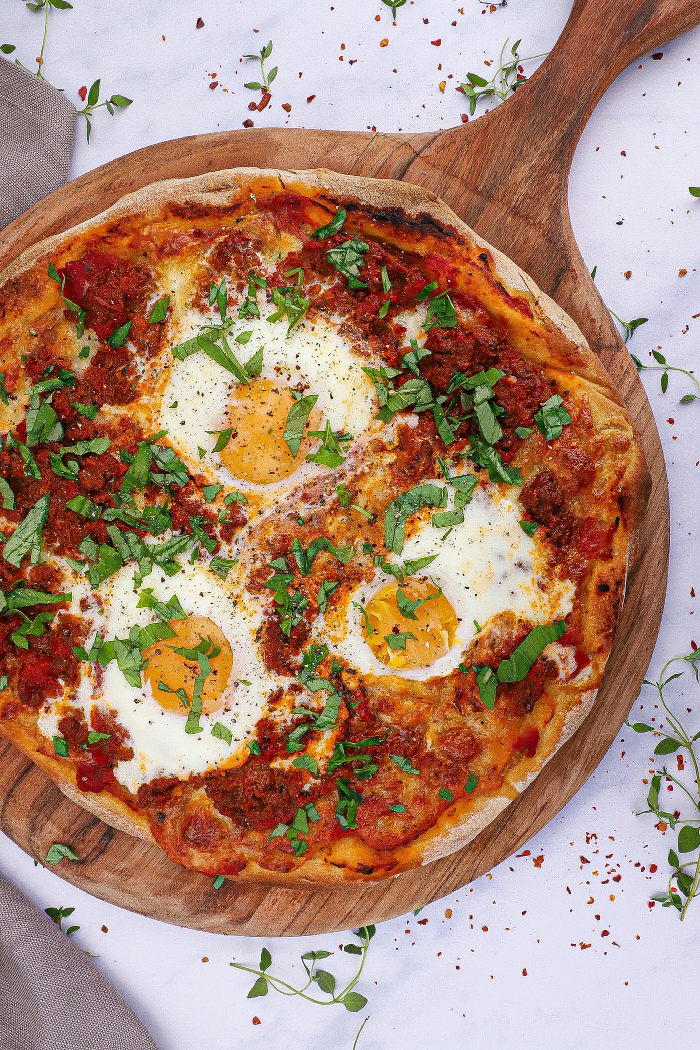 Pizza bolognese - Opskrift på pizza med kødsauce og æg