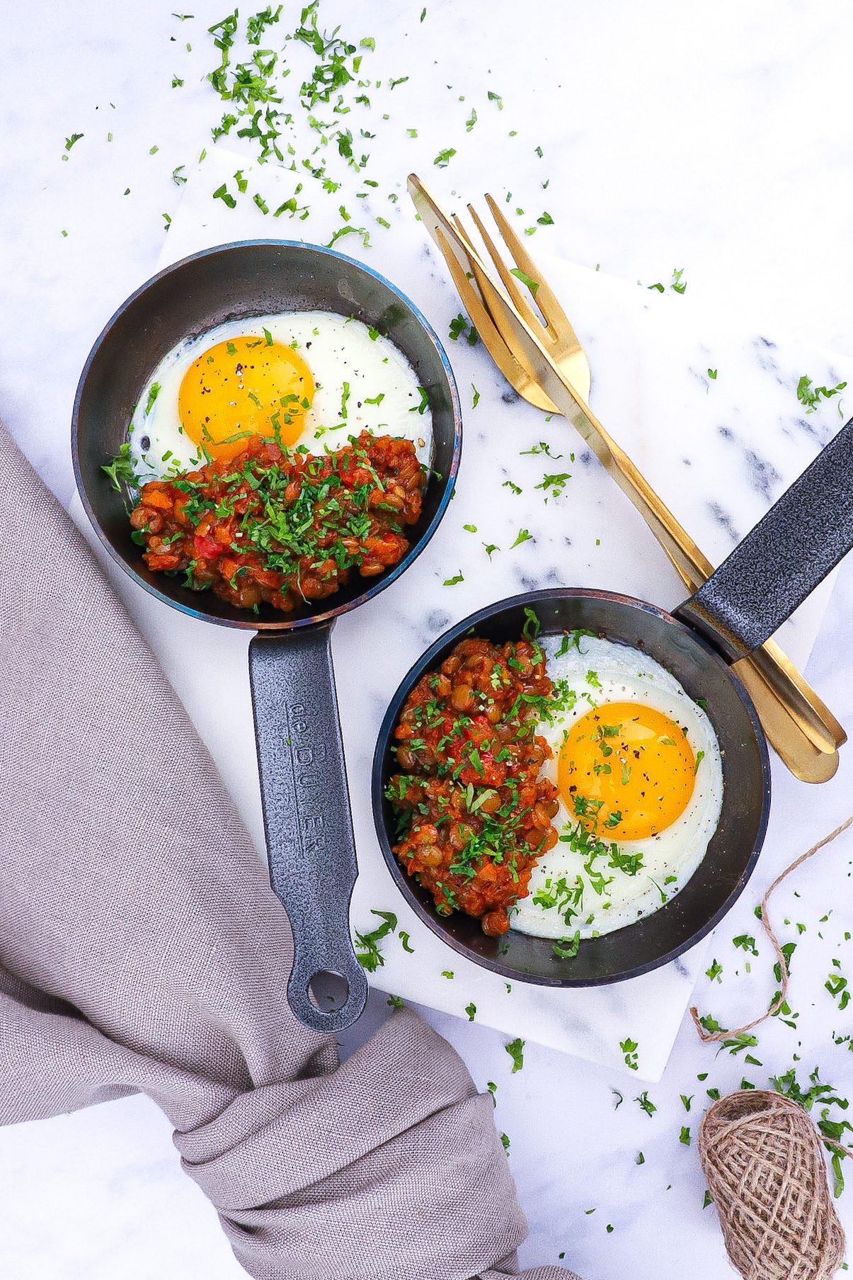 Sund morgenmad - Opskrift på spejlæg toppet med vegetar bolognese
