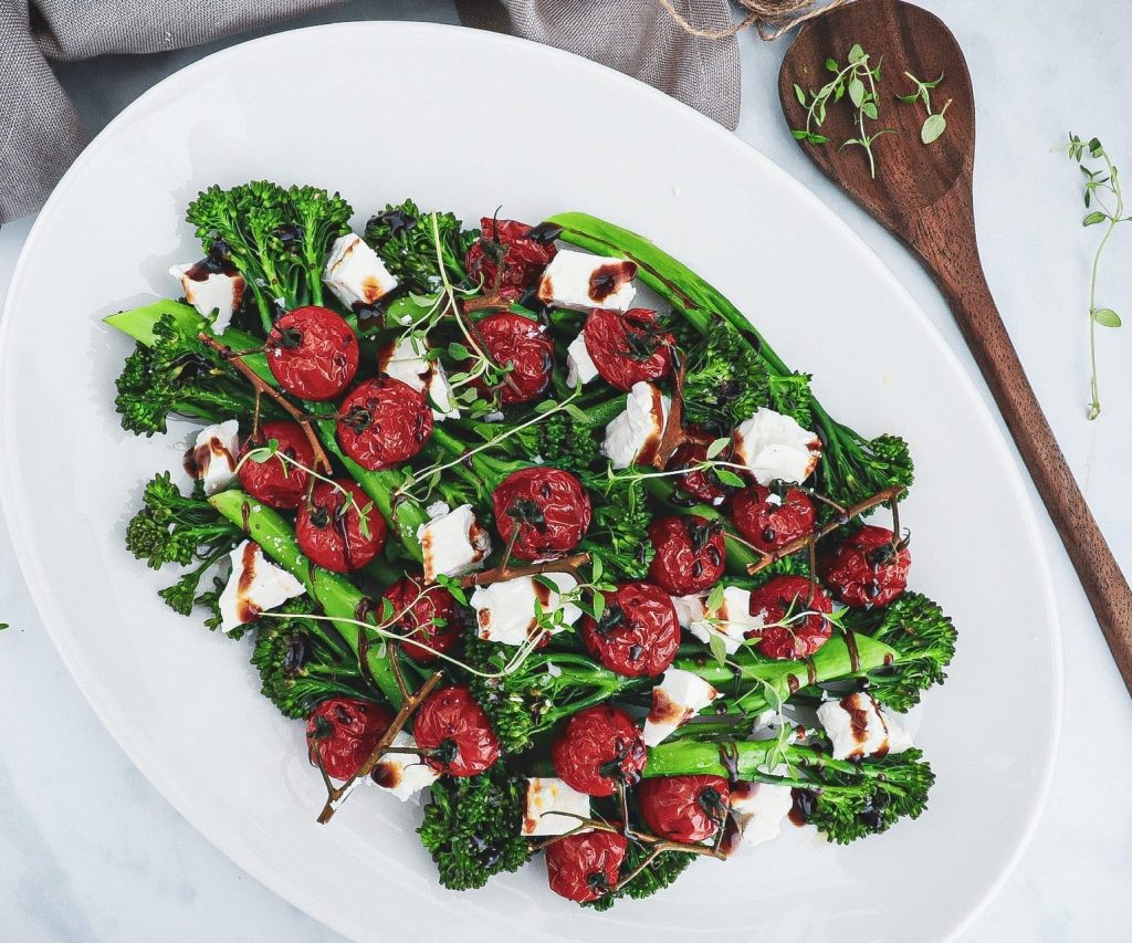 Broccolini salat - Opskrift med bagte tomater og feta