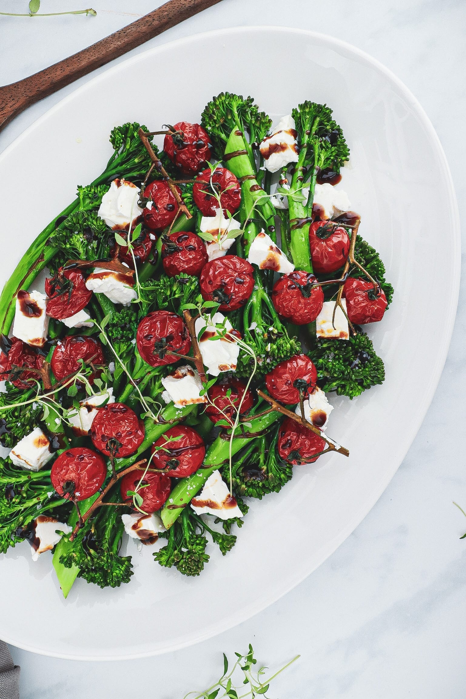 Broccolini salat - Opskrift med bagte tomater og feta