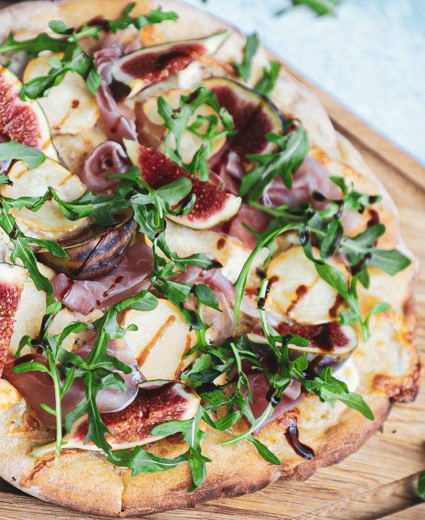 Pizza med serrano, gedeost og friske figner - Inspiration til topping