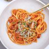 Pølsegryde - Opskrift på pasta med pølser i cremet tomatsauce