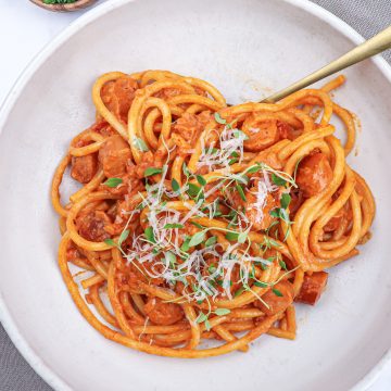 Pølsegryde - Opskrift på pasta med pølser i cremet tomatsauce