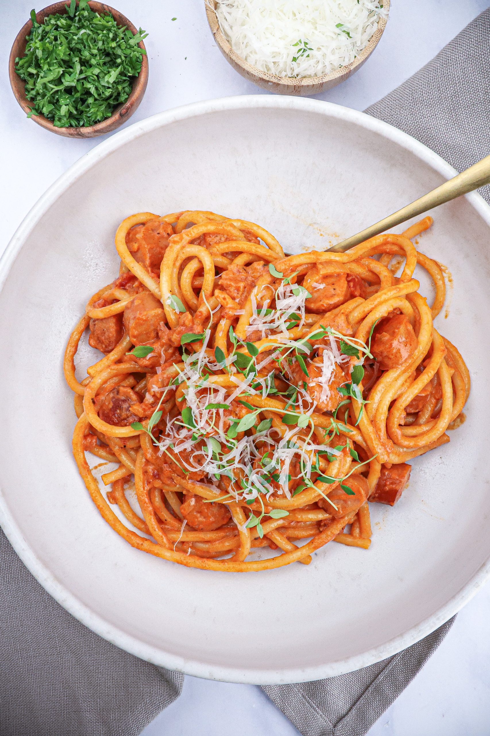 Pølsegryde - Opskrift på pasta med pølser i cremet tomatsauce