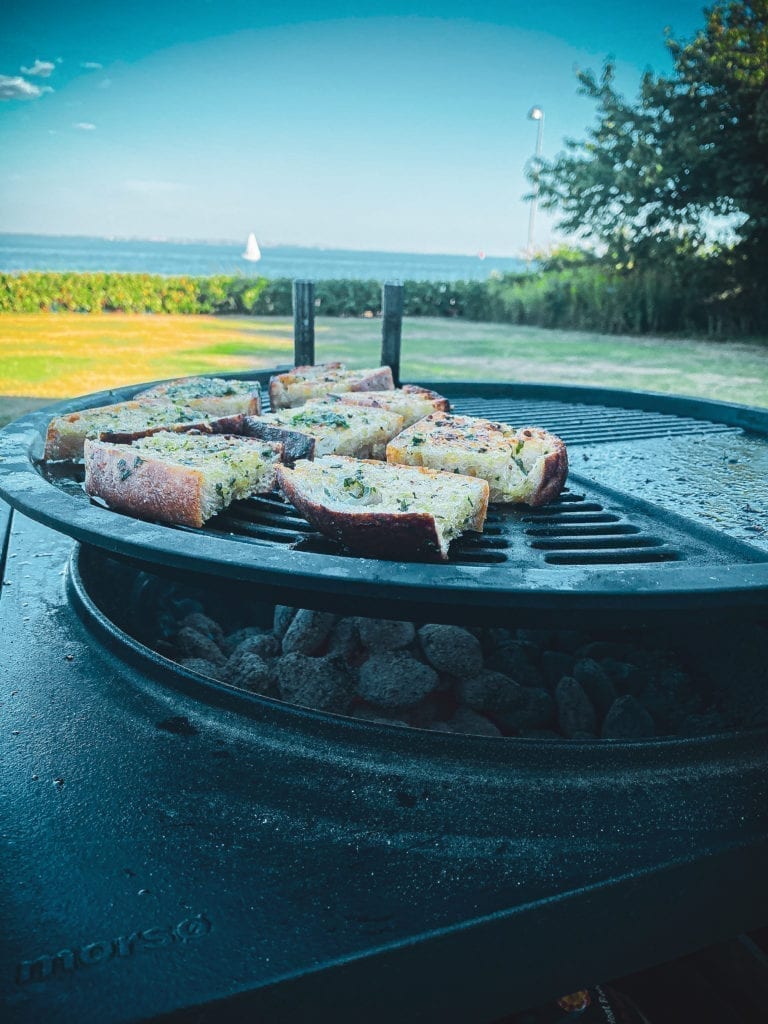 Hvidløgsbrød - Opskrift på grillet brød med hvidløg og persille