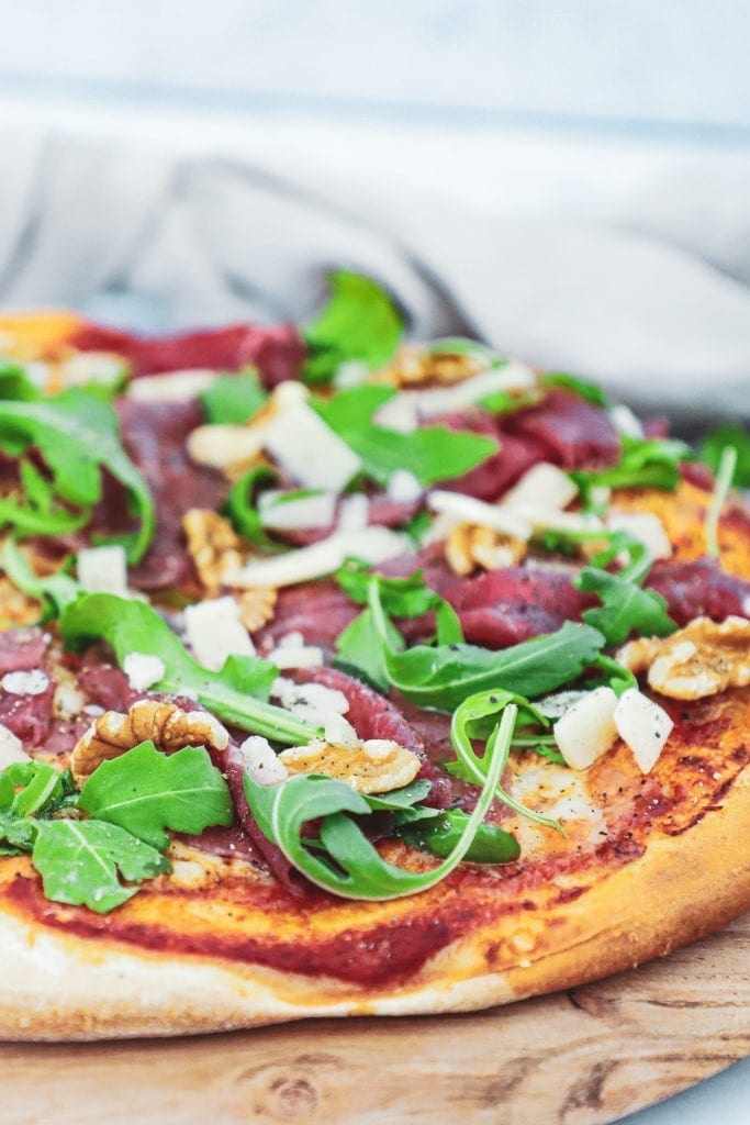 Pizza med carpaccio - Opskrift med valnødder og trøffelolie