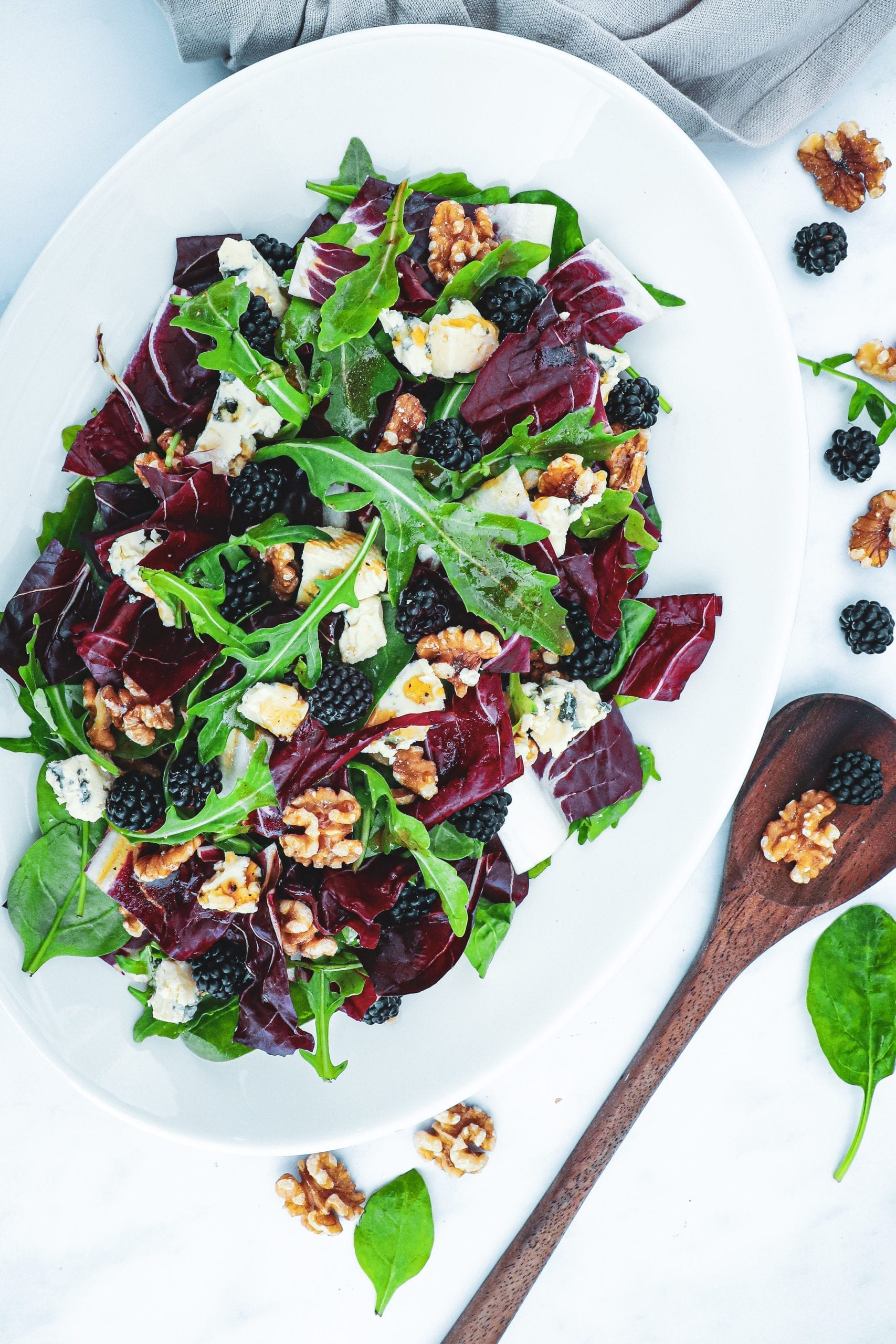 Salat med blåskimmel, valnødder og brombær - Opskrift på skønt tilbehør