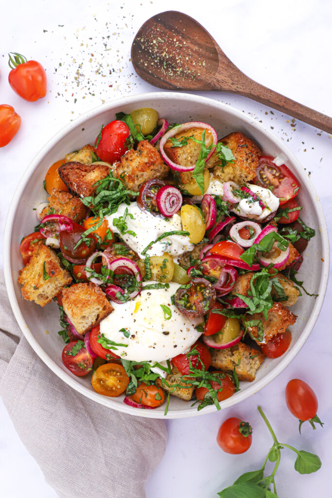 Panzanella - Opskrift på italiensk brødsalat med burrata