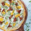 Pizza bianco med kantareller og majs - Inspiration til pizza topping