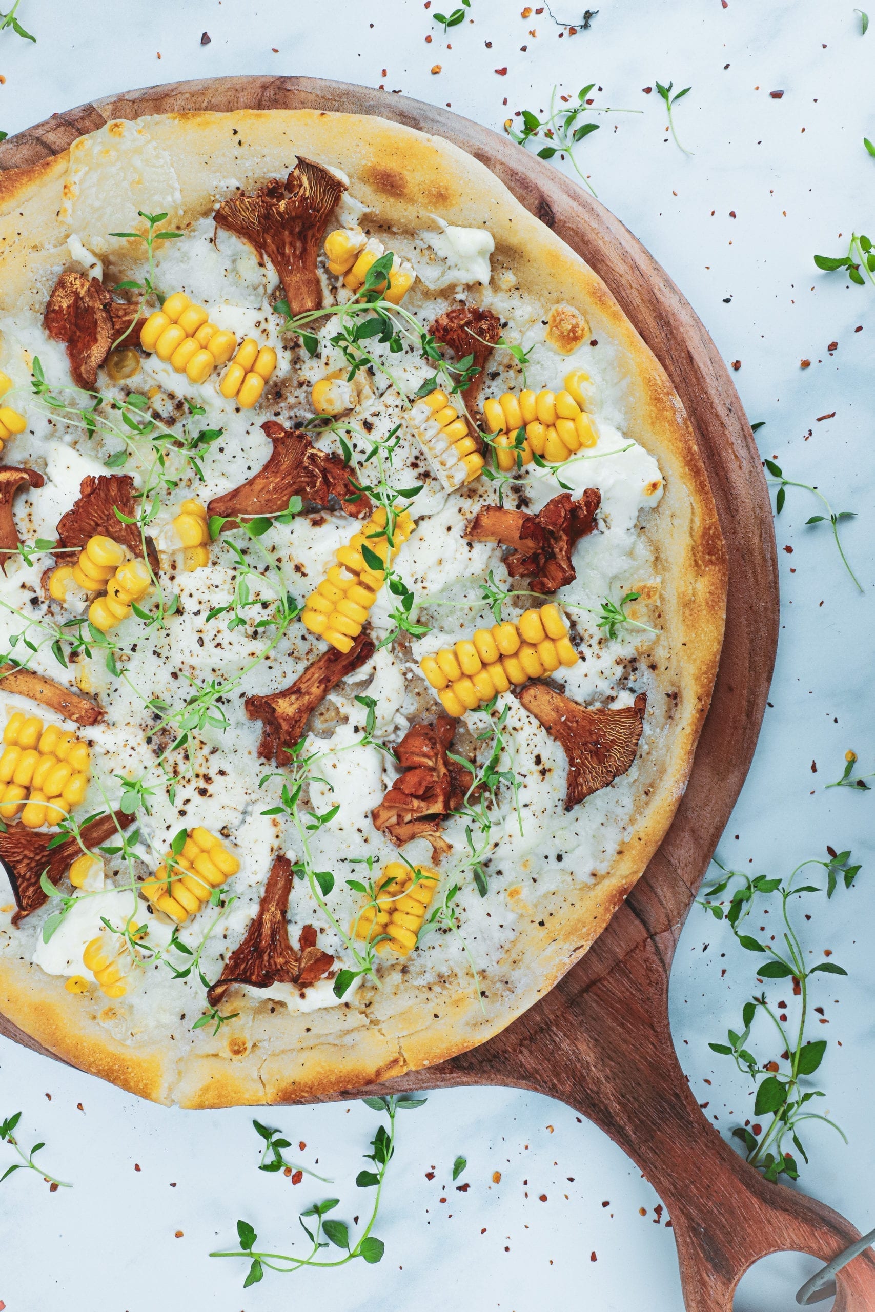 Pizza bianco med kantareller og majs - Inspiration til pizza topping