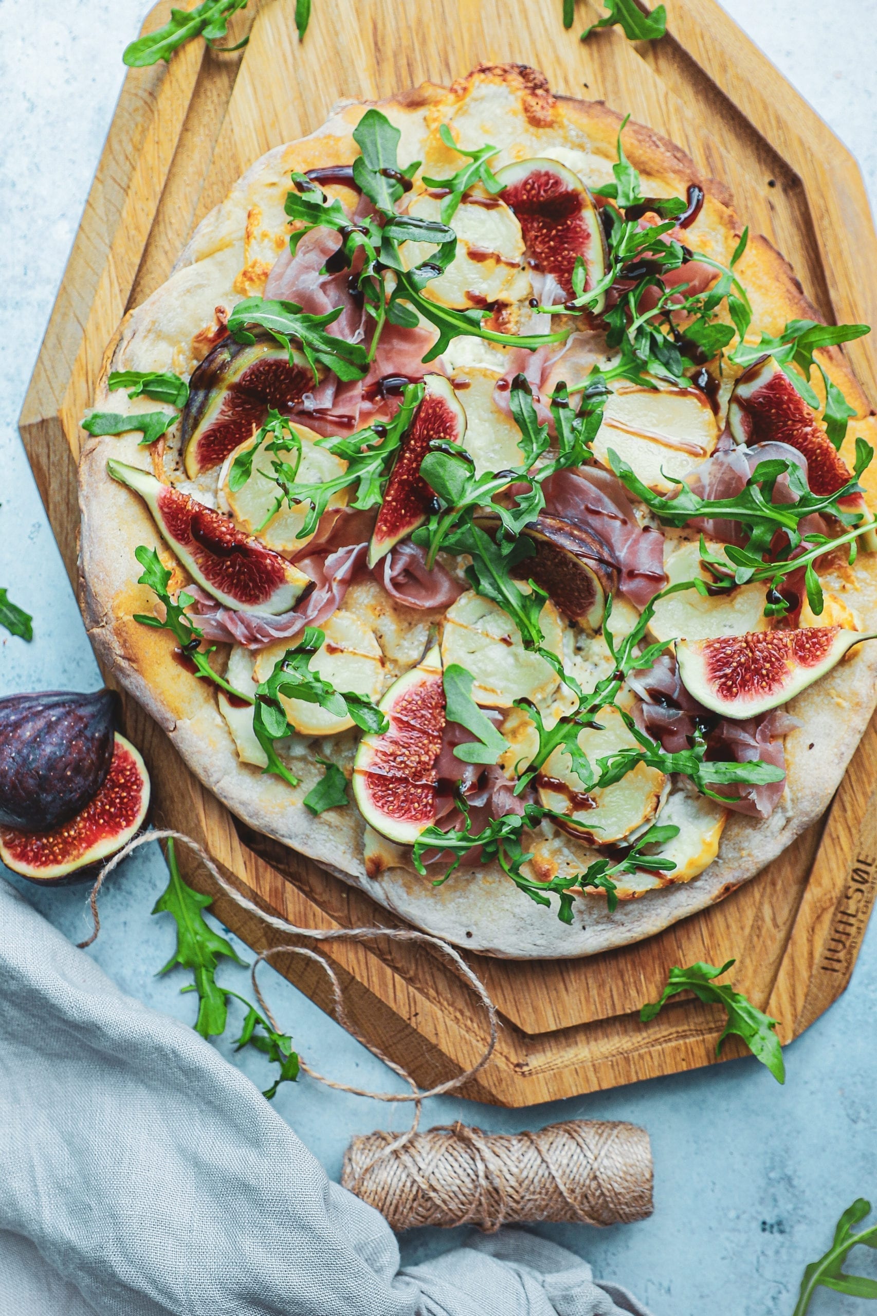 Pizza med serrano, gedeost og friske figner - Inspiration til topping