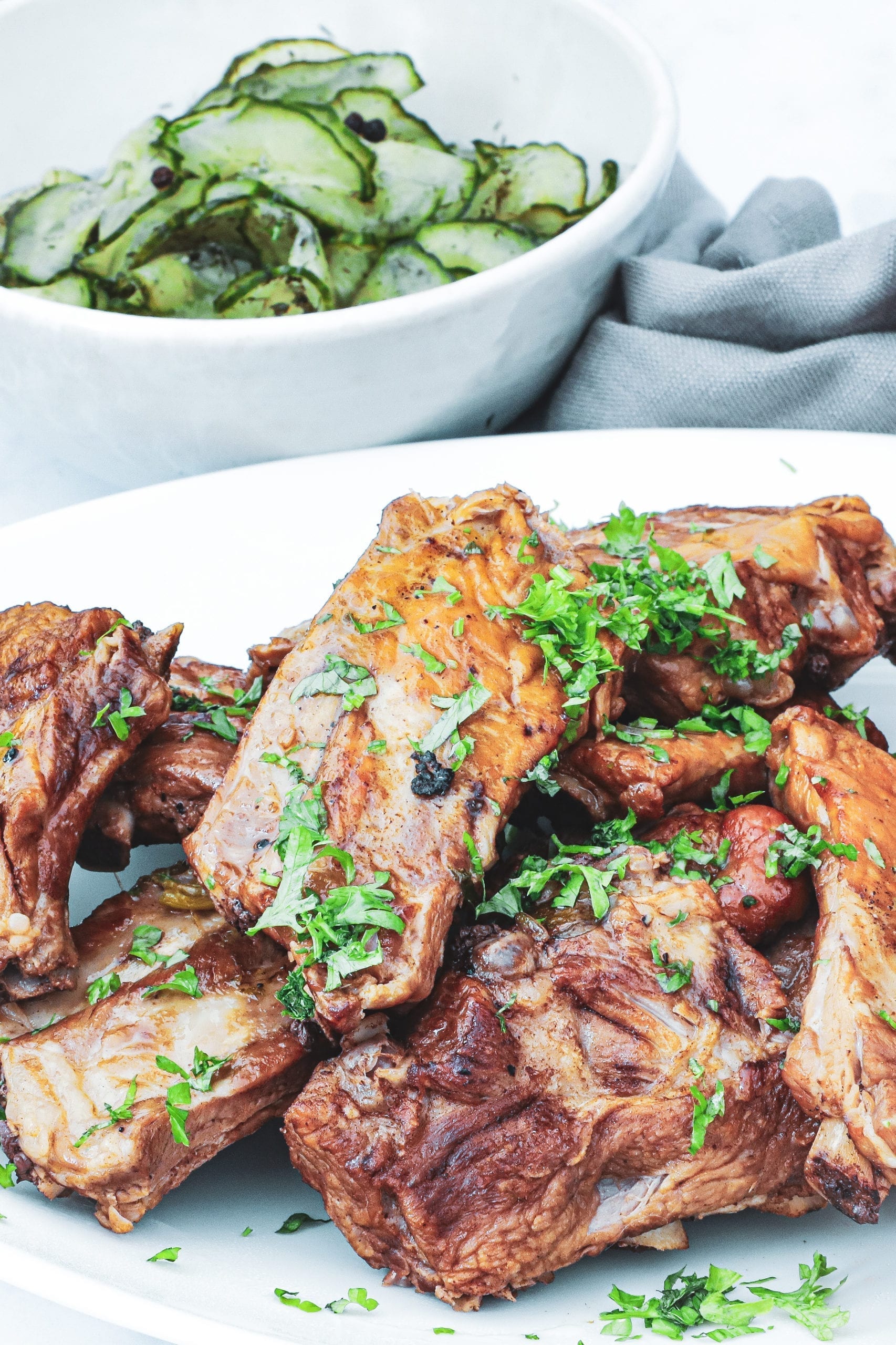 Gammeldags stegeben - Opskrift på spareribs i gryde