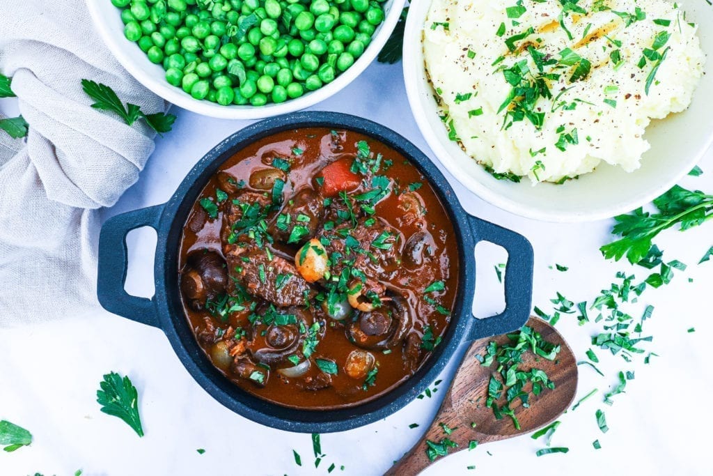 Boeuf Bourguignon - Opskrift med hvidvin og oksekæber
