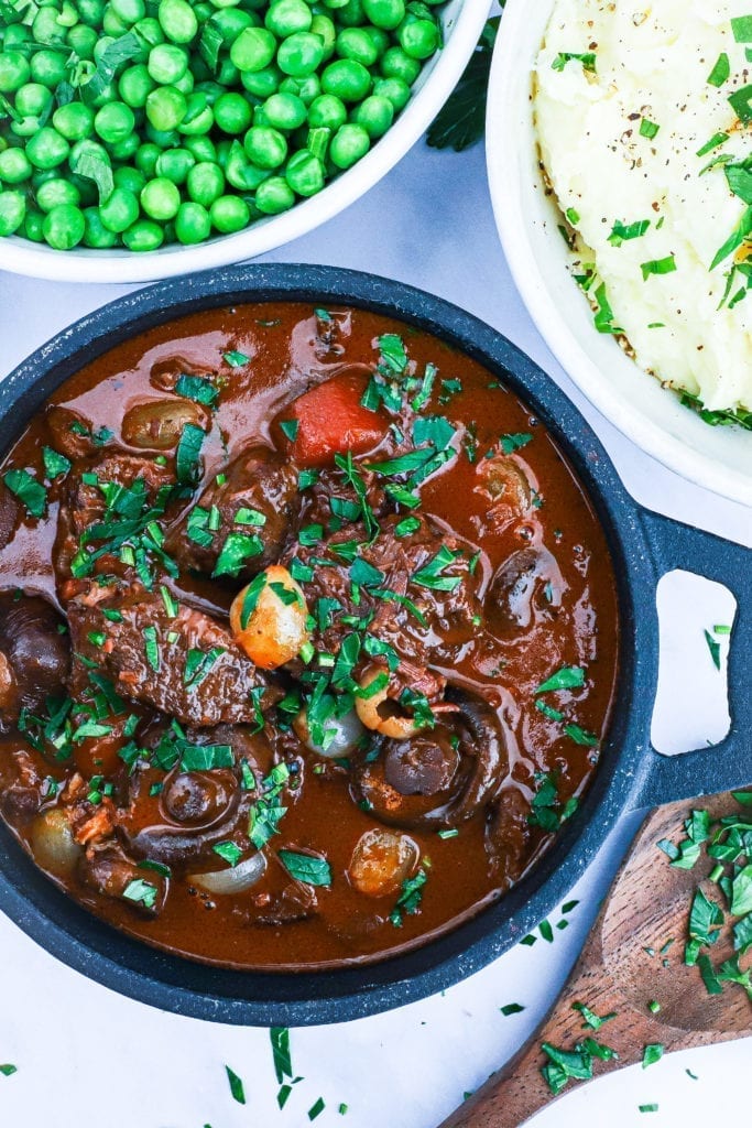 Boeuf Bourguignon - Opskrift med hvidvin og oksekæber