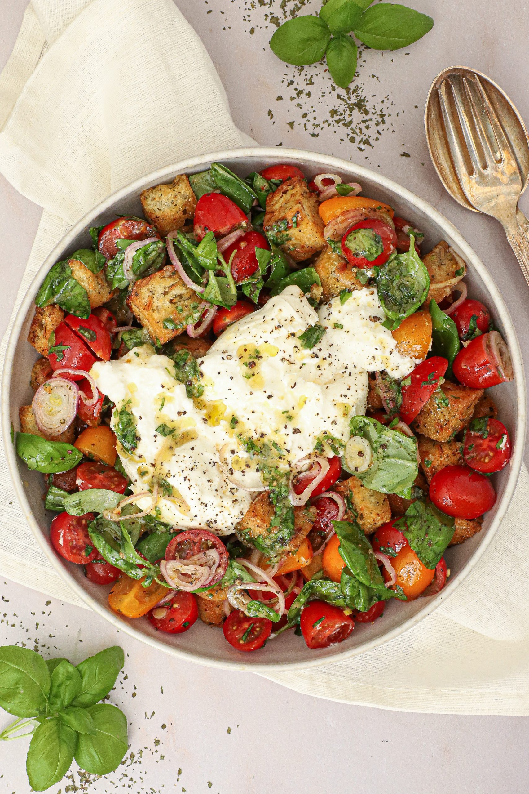 Panzanella - Opskrift på italiensk brødsalat med burrata