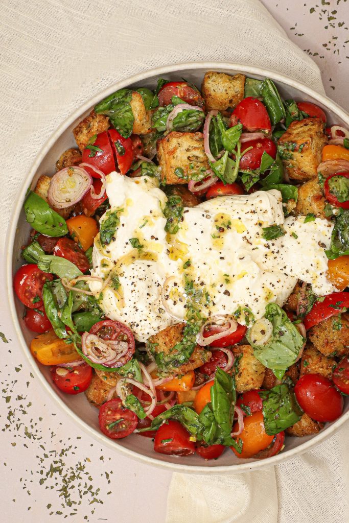 Panzanella - Opskrift på italiensk brødsalat med burrata