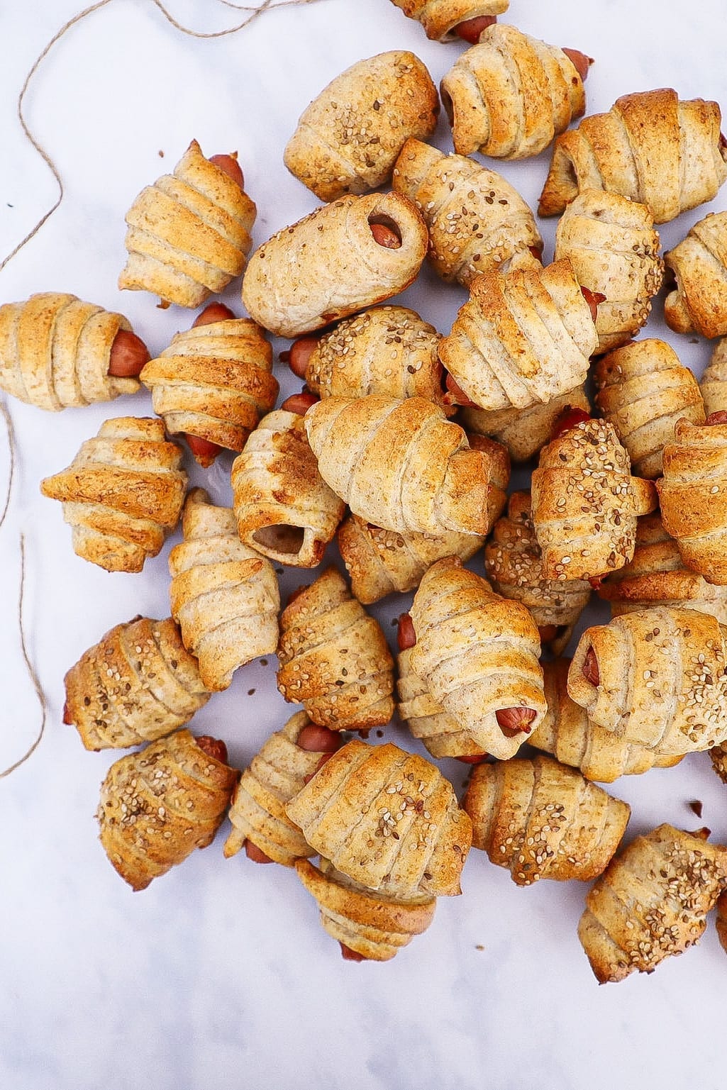 Grove mini pølsehorn - Opskrift på små grove pølsehorn