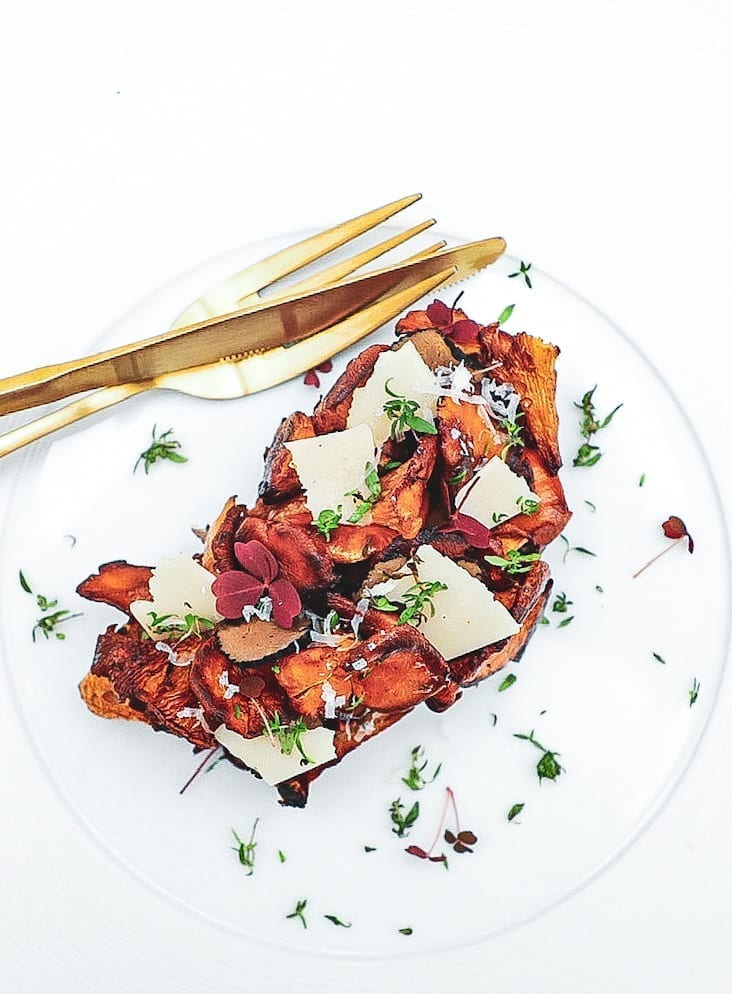 Kantarel toast - Opskrift på bruschetta med smørstegte kantareller