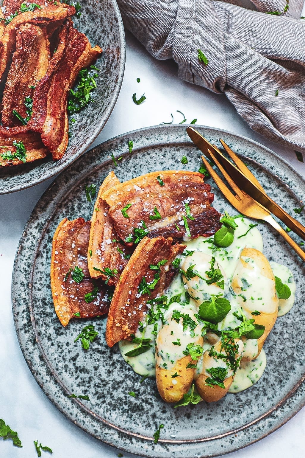 Stegt flæsk på grill - Opskrift på stegt flæsk med persillesauce