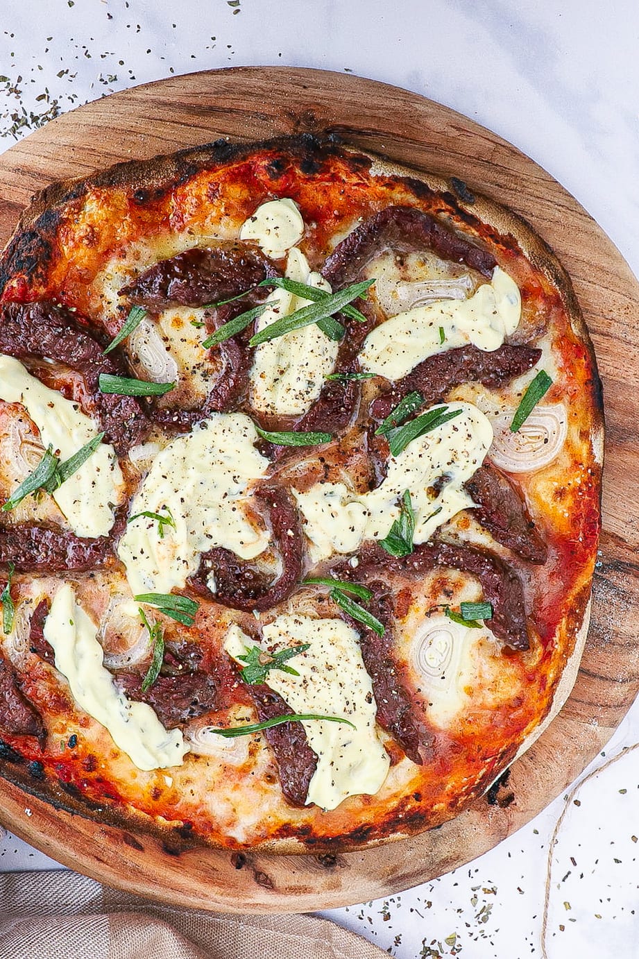 Pizza med bøf bearnaise - Opskrift og inspiration til topping