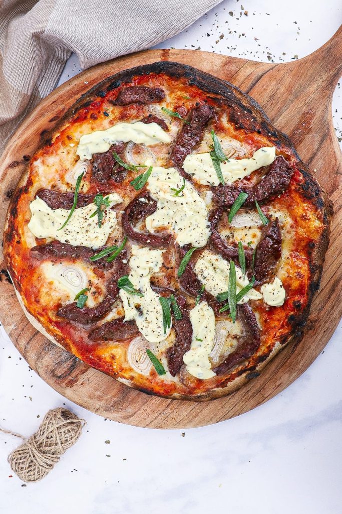 Pizza med bøf bearnaise - Opskrift og inspiration til topping
