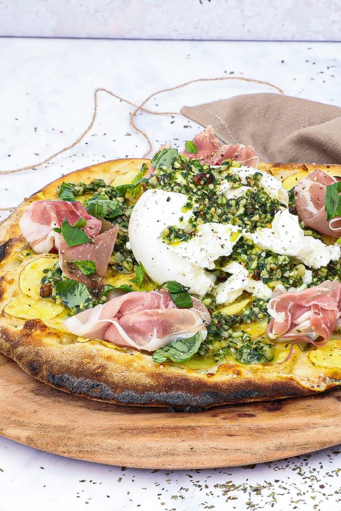 Kartoffelpizza - Opskrift på pizza med burrata, pesto og serrano