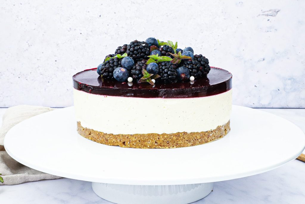 Cheesecake med brombær - Opskrift på nem og skøn cheesecake