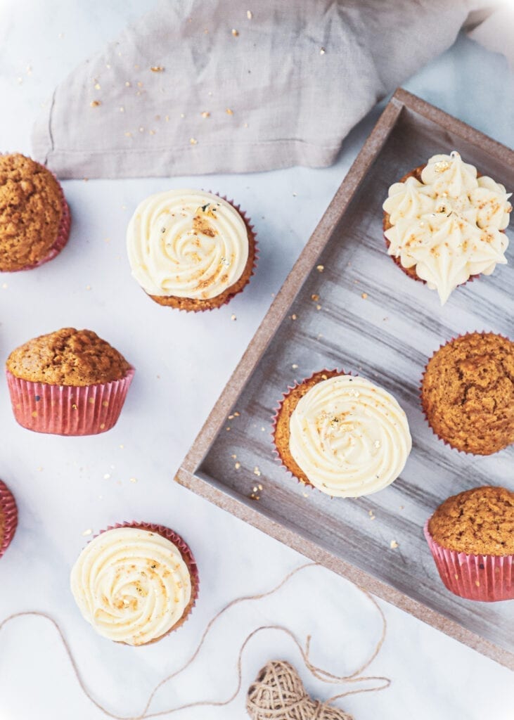 Gulerodsmuffins . Opskrift på gulerodsmuffins med frosting