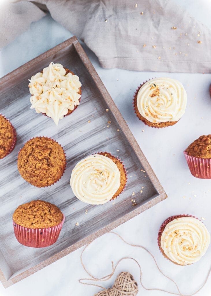 Gulerodsmuffins . Opskrift på gulerodsmuffins med frosting