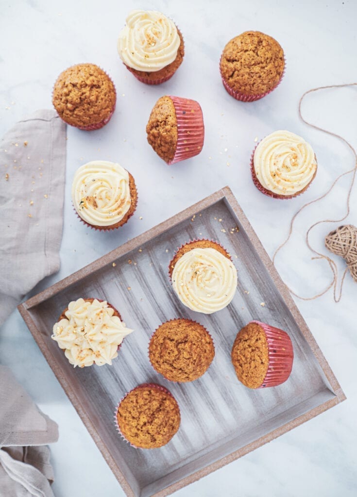 Gulerodsmuffins . Opskrift på gulerodsmuffins med frosting
