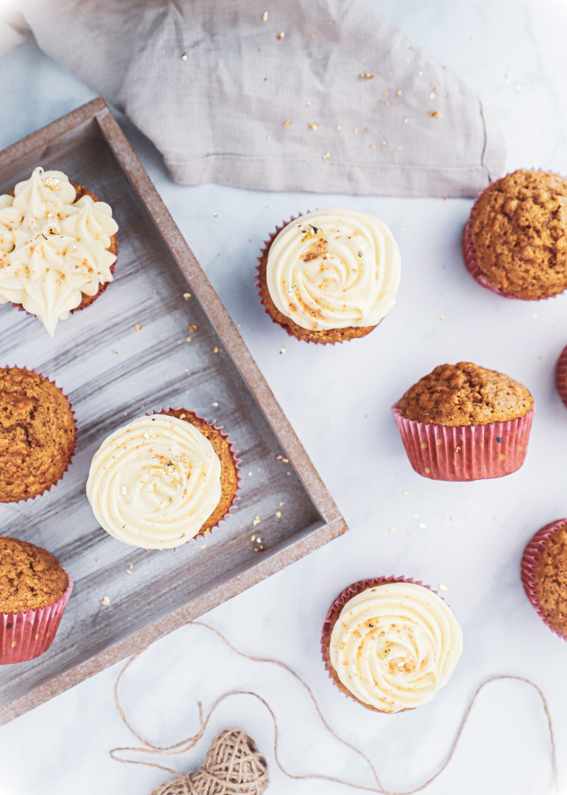Gulerodsmuffins . Opskrift på gulerodsmuffins med frosting