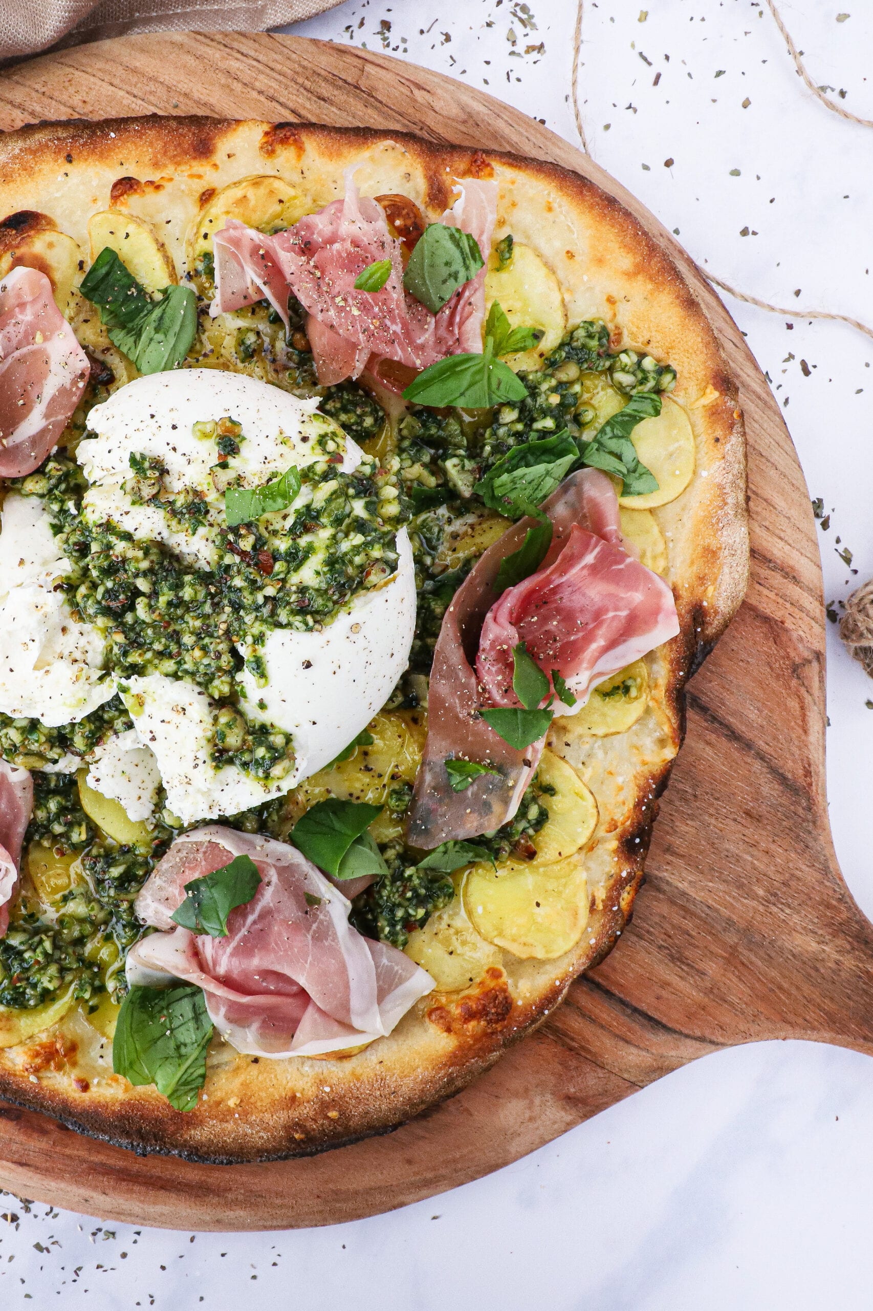 Kartoffelpizza - Opskrift på pizza med burrata, pesto og serrano