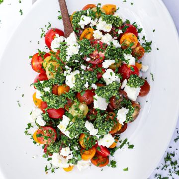 Tomatsalat - Opskrift på tomatsalat med pesto og feta
