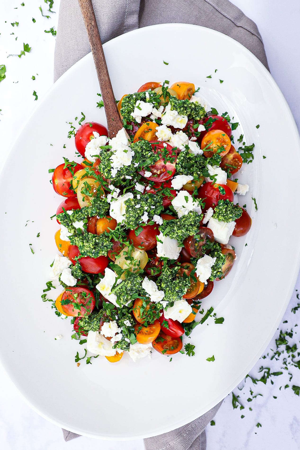 Tomatsalat - Opskrift på tomatsalat med pesto og feta