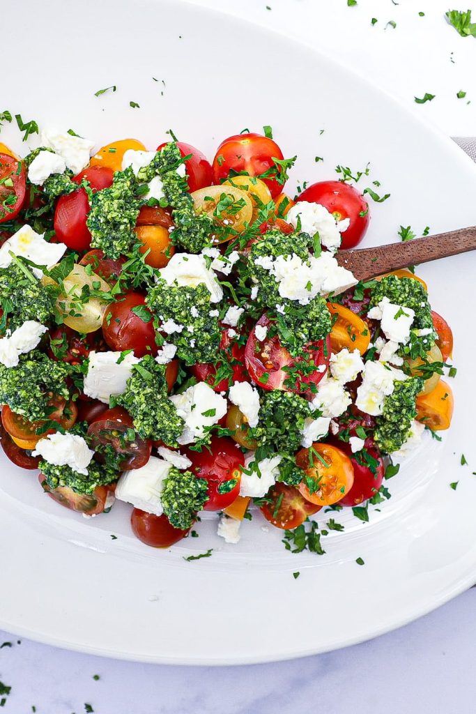 Tomatsalat - Opskrift på tomatsalat med pesto og feta
