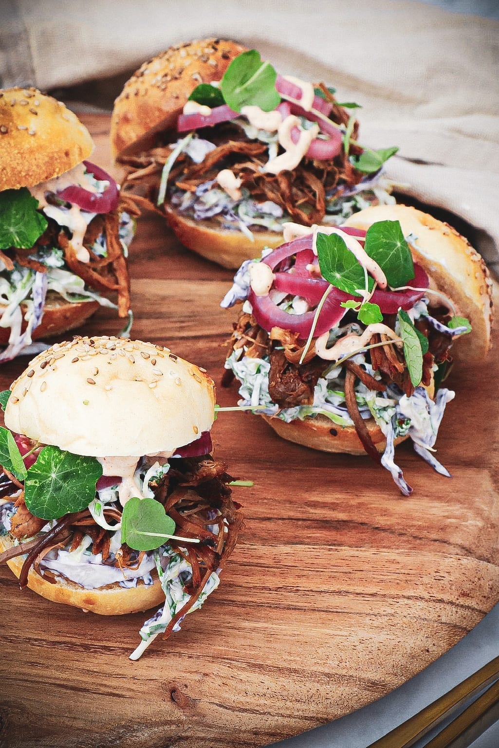 Pulled lamb burger - Opskrift med sprød og cremet kålsalat