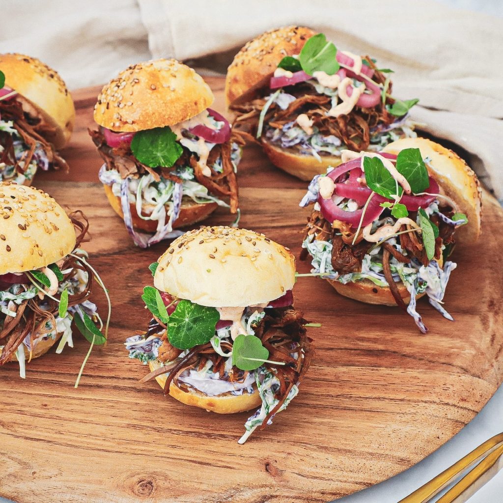 Pulled lamb burger - Opskrift med sprød og cremet kålsalat