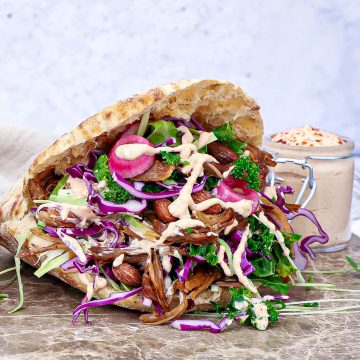 Pulled lamb pita - Opskrift med kålsalat og chilidressing