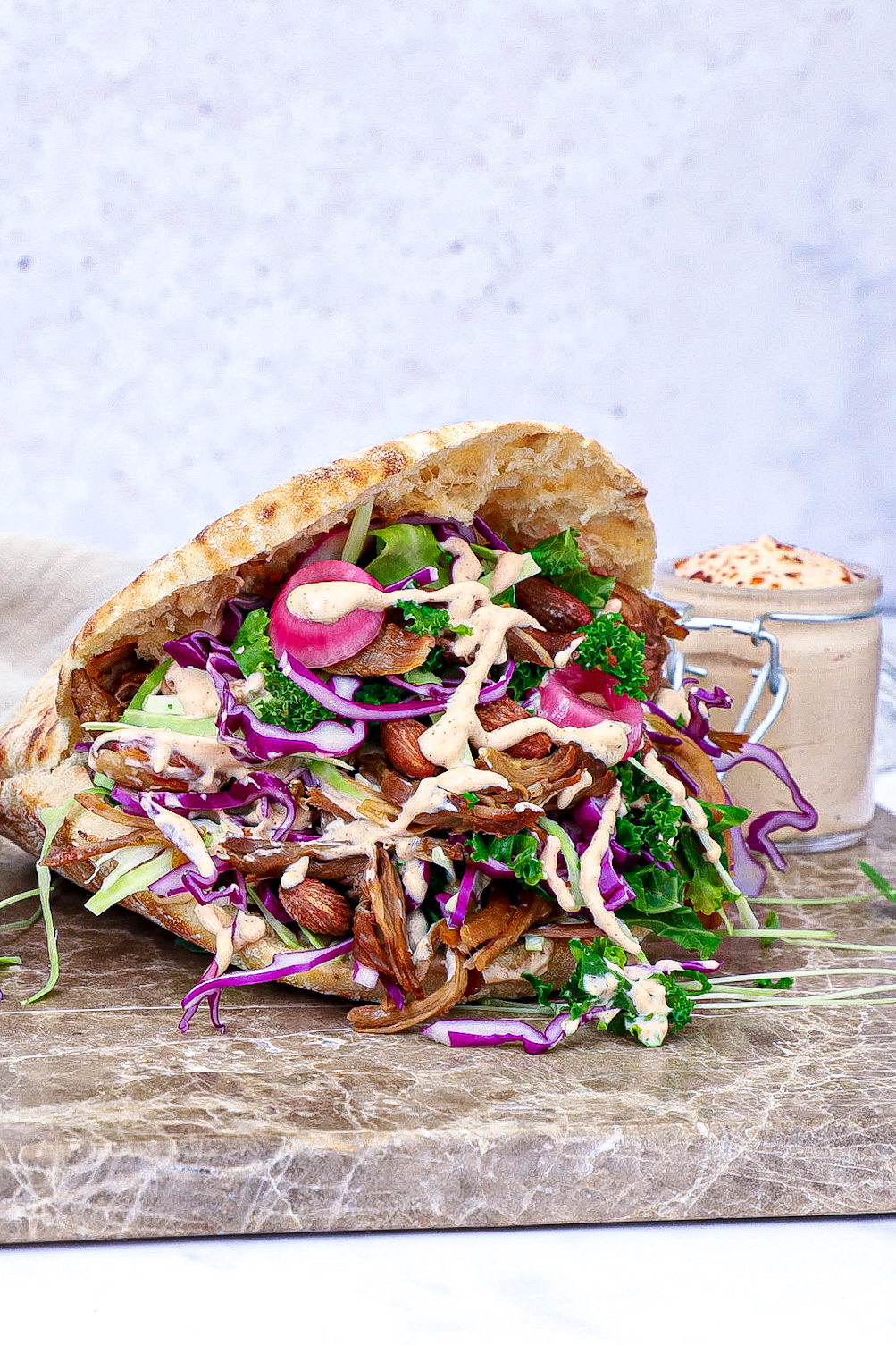 Pulled lamb pita - Opskrift med kålsalat og chilidressing