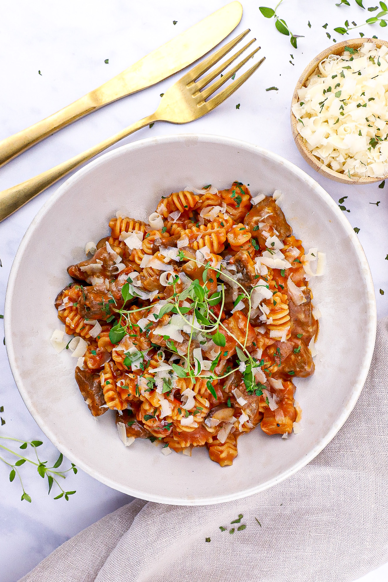 One pot pasta - Opskrift med oksekød, svampe, tomat og ost