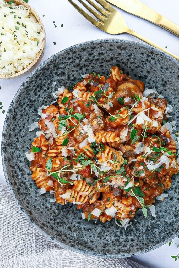 One pot pasta - Opskrift med oksekød, svampe, tomat og ost