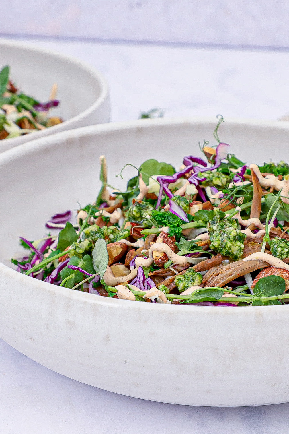 Pulled lamb salat - Opskrift med kål, pesto og chilidressing