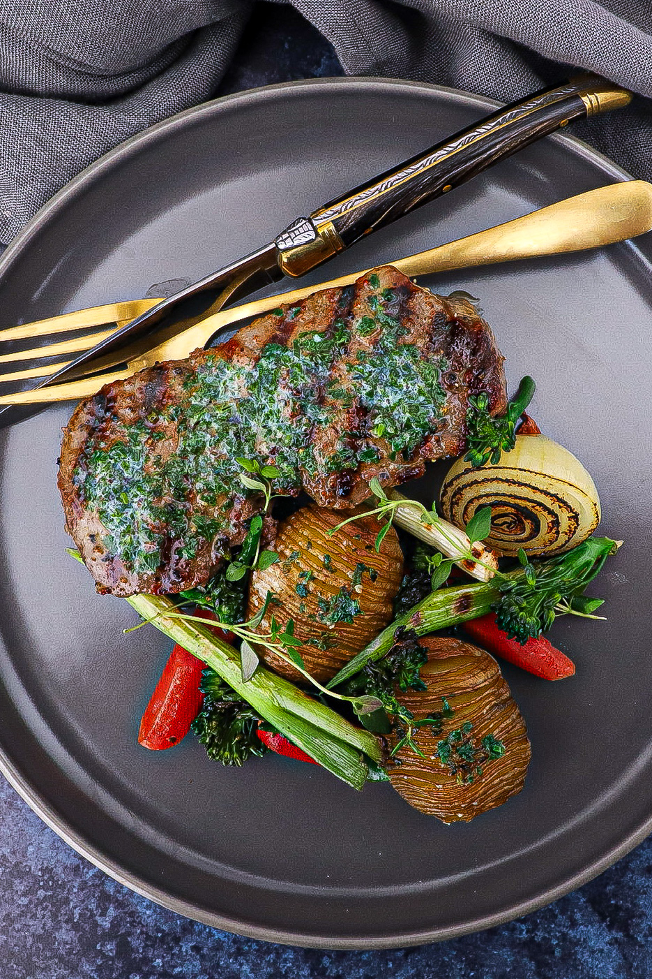 Fransk bøf - Opskrift på bøf med kryddersmør og hasselback
