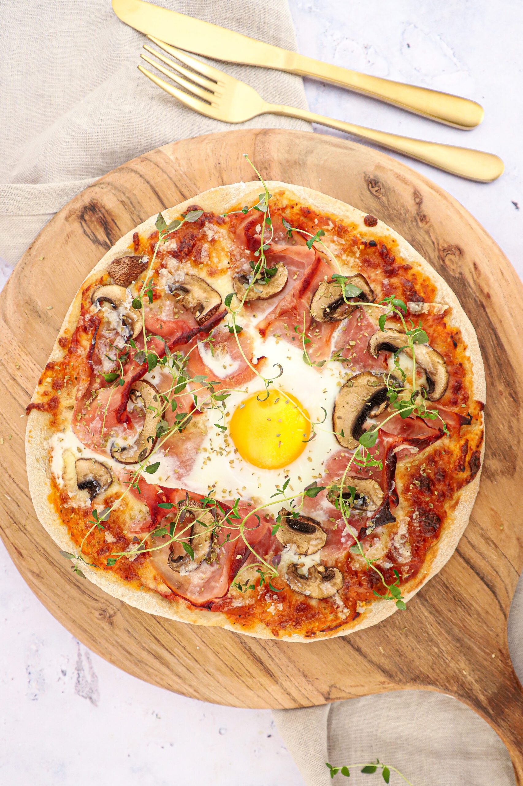 Pizza bismarck - Opskrift på skinke pizza med spejlæg