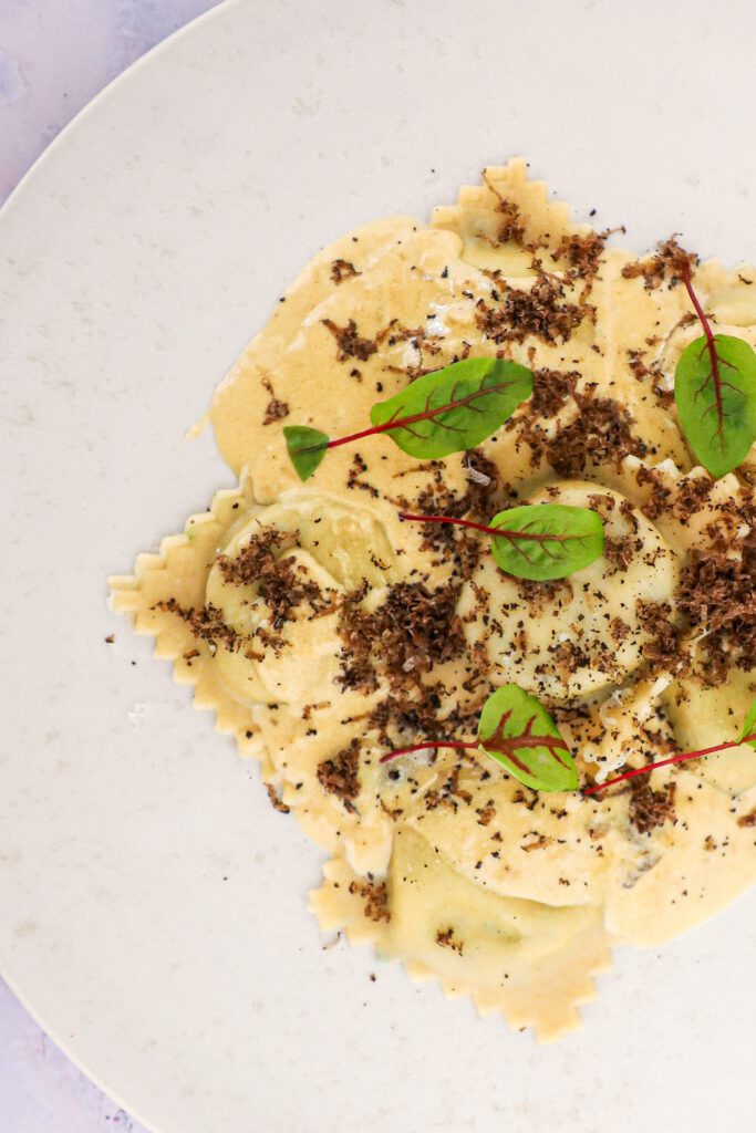 Ravioli med svampe - Opskrift med cremet flødesauce og trøffel