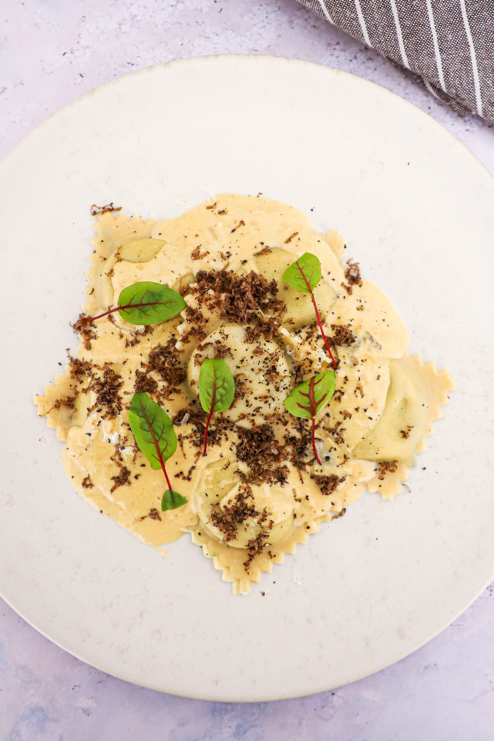 Ravioli med svampe - Opskrift med cremet flødesauce og trøffel