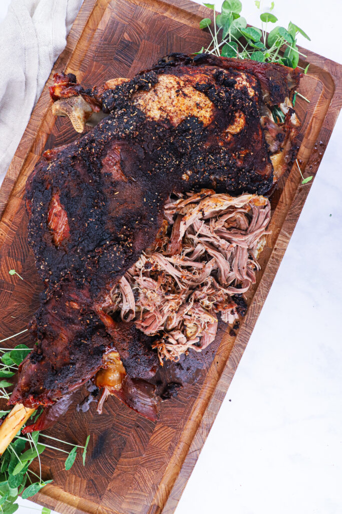 Pulled lamb - Opskrift på krydret langtidsstegt lammekølle